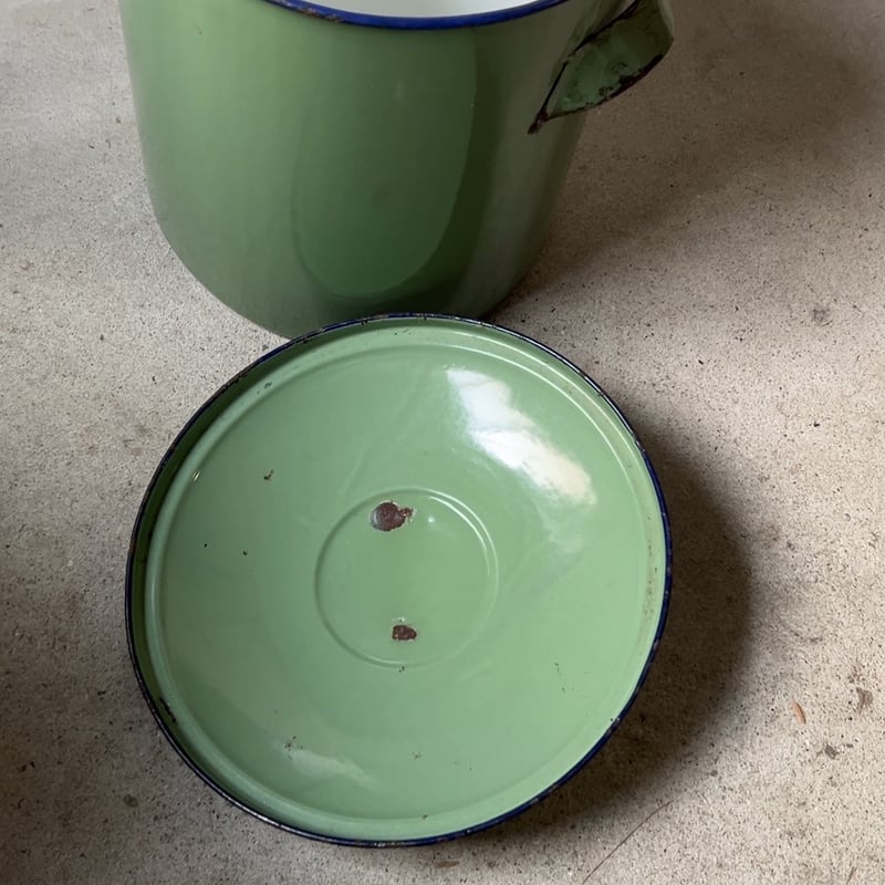 古いホーロー蓋付きキャニスター 大き目サイズ セージグリーン