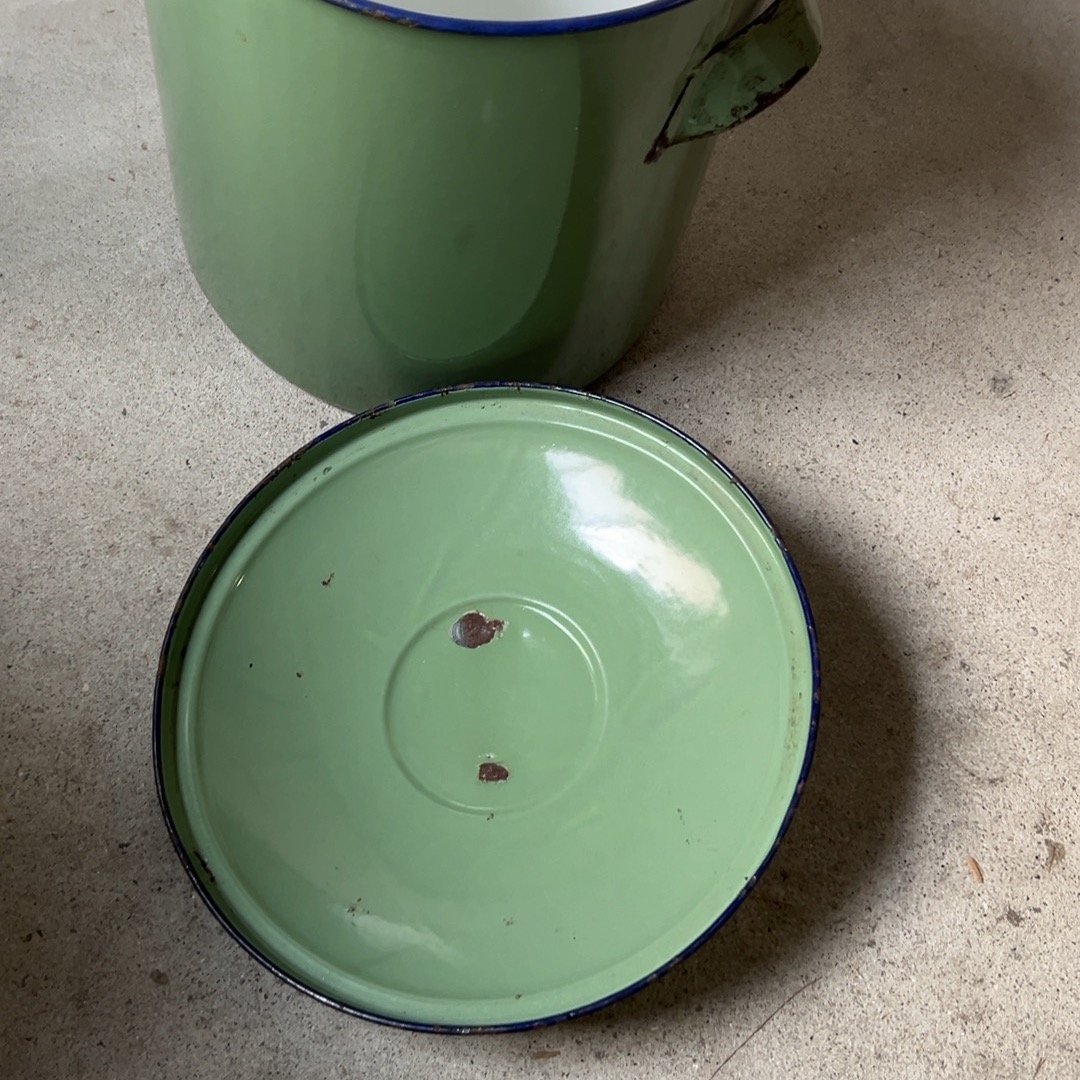 古いホーロー蓋付きキャニスター 大き目サイズ セージグリーン