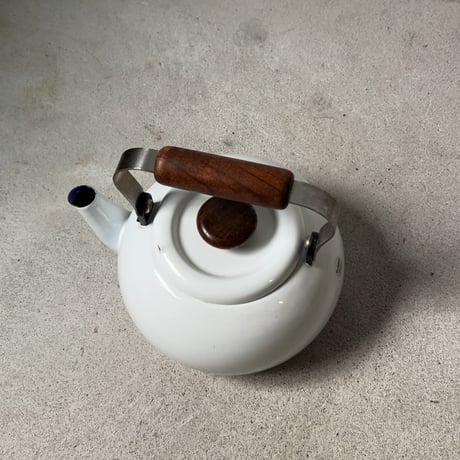 ejiry エジリー社製  ampleur basic  アンプルール ベーシックシリーズ ホーローケトル 琺瑯やかん 白/紺  木製無垢材ハンドル＋摘み  ダークブラウン  中古良品