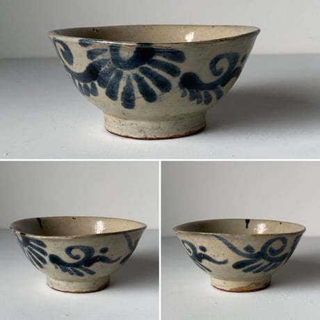 B  古琉球 やちむん 4.5寸マカイ 古作 登窯 花唐草 呉須色 沖縄 焼物 茶碗 昭和期 ヴィンテージフォークアート 薄いニュウ有