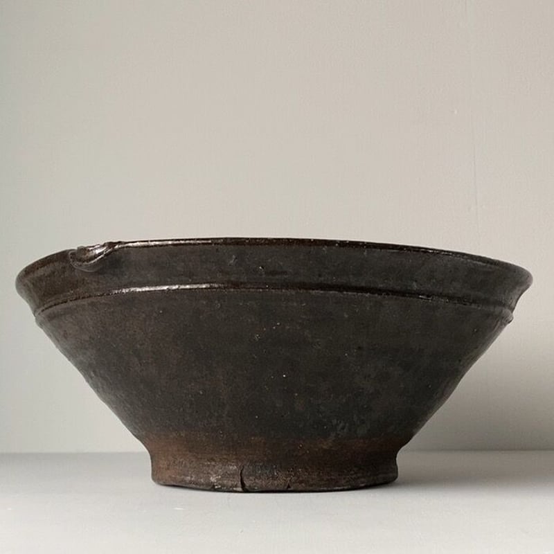 【大型/古民具】レトロな黒釉薬の甕/壺 植木鉢やメダカ鉢にも 高さ57cm。 古い大きな すり鉢 幅約36cm 片口 黒釉 巨大摺鉢 古民具 古民藝 メダカ