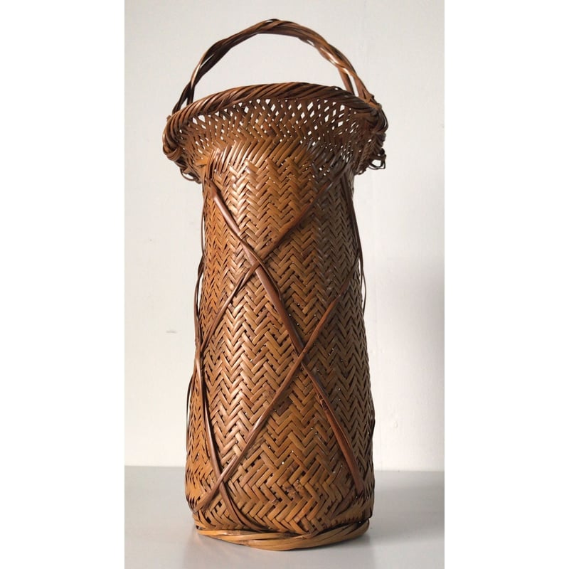 竹編みの花器 作家印は御座いませんが高い技術で編まれた花器です。竹
