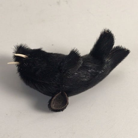 セイウチの置物　毛皮／レザー　ブラック　天然素材　ヴィンテージドール　動物人形