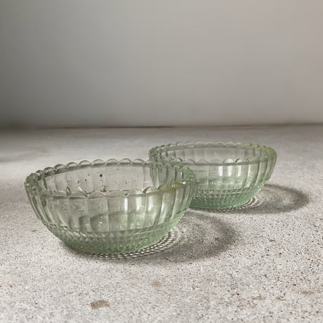 アンティークプレスガラス デザート深皿2客セット 花紋様 輪花縁 古いガラス器 小鉢 昭和初期 アイスクリーム かき氷 デザート皿