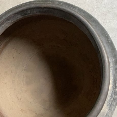 手捻りの古い大壺  古壺  古甕 古民藝 焼物  高さ38cm幅37cm   メダカ鉢 睡蓮鉢 金魚鉢 ハス 水栽培 水中昆虫 ビオトープ 玄関壺 傘立　完品