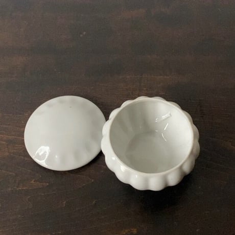 古い白磁の小壺 大正 昭和 蓋付き白磁器 古作 蓋の汚れ以外は完品