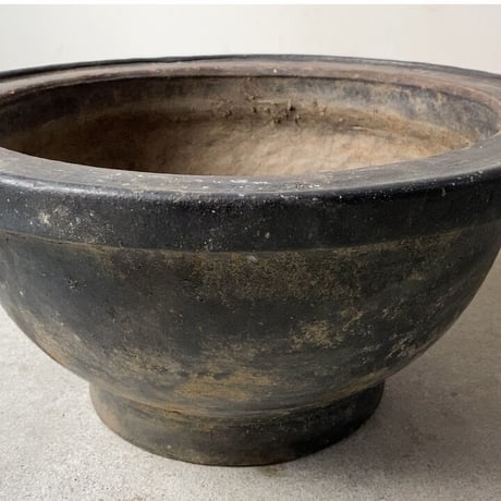 古作大きな植木鉢 直径約45cm 黒釉焼物 重厚感とシンプルでバランスの良いフォルムが素敵です。