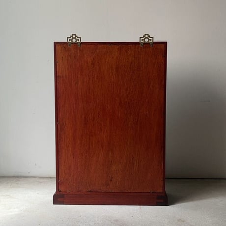 古い木製小型ショーケース  開戸のガラスケース 指物木工 銅金具 飾り棚  壁掛け 床置き チェスト置き 薄棚  茶器 時計 カメラ ライター等々小さな物を綺麗に飾れます。