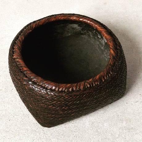 竹編みの炭斗(すみとり)  細かく密度の高い網代編み  ヘリンボーン  黒褐色  茶道具 炭取 烏府(うふ)アンティーク花器 花籠