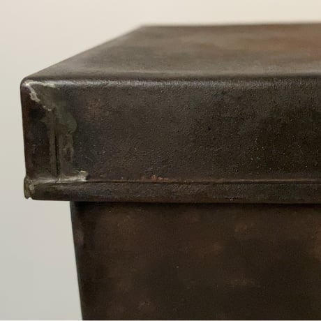 古い鉄の箱 (蓋付き) 黒ヤケ 黒光り グッドエイジング 厚みあり縁補強構造 古箱
