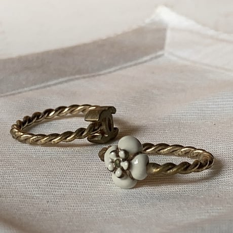 CHANEL シャネル  ココ&カメリア ダブルリング マットゴールド 燻金 真鍮 ブロンズ  リングセット ダブルリング 重ね付け 立体ココマーク 琺瑯カメリア 箱有 中古美品