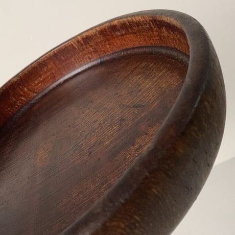 木製無垢のくり抜き盆  丸盆  木のトレー  幅約25.5cm  小さめサイズ  黒くヤケた古いお盆です。ヴィンテージキッチンツール