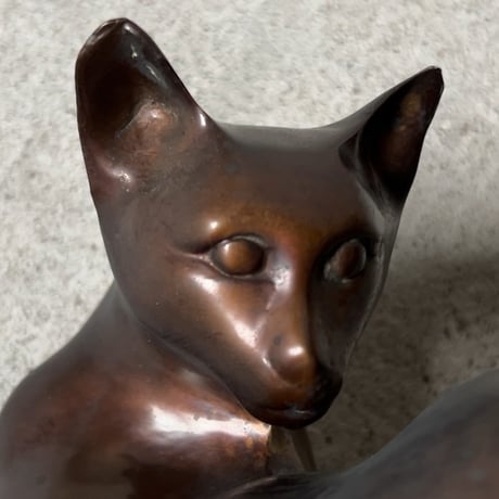 ブロンズ猫像 ヴィンテージドール 古い銅の猫 置物  しとやかな猫  スミスソニアン 金工 オールドクラフト 希少品