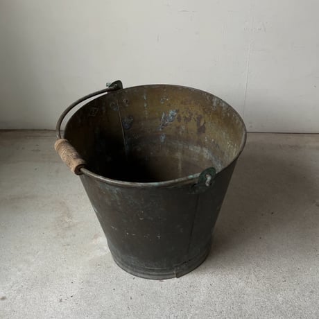 ヴィンテージ 真鍮バケツ ブラス製 木製持手 無塗装 昭和期 古手のバケツ マットな色調 グッドエイジング