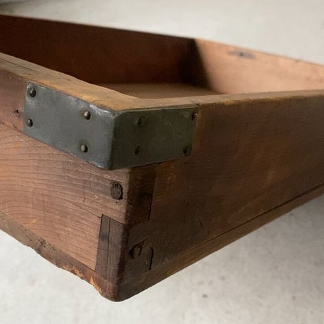 古い木の平箱  補強金具有りの頑丈な作り  朽感良好のヴィンテージボックス パン箱