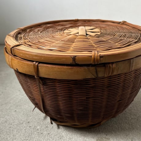 B  古い竹編みの飯籠 蓋付き竹籠 幅約33cm わずかな目飛びはあるもののコンディション良好 ジャパンヴィンテージ