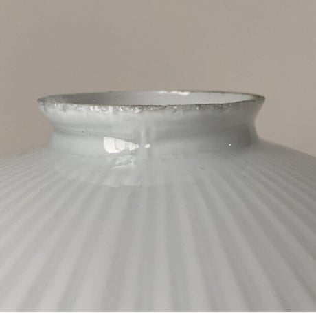 大正〜昭和期  乳白ガラス 細かめ菊花紋様 プレスガラス 21cm ヴィンテージシェード 古い電笠 吊り照明  無傷完品