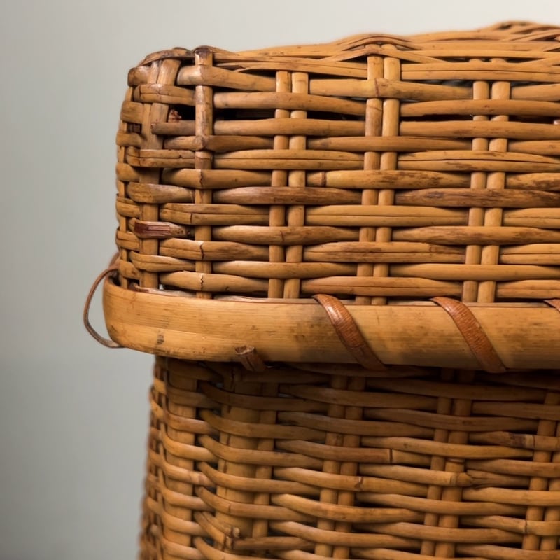 古い蓋付きの竹編み籠 縦型竹編みバスケット 竹足ありスクエア型道具箱