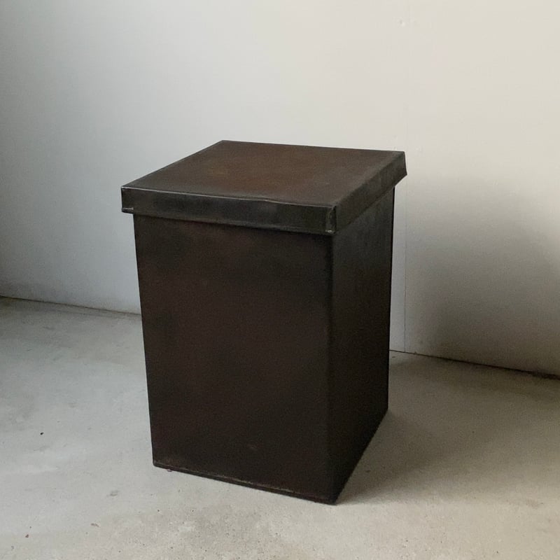 古い鉄の箱 (蓋付き) 黒ヤケ 黒光り グッドエイジング 厚みあり縁補強