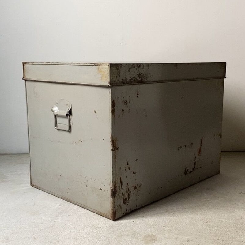 長持　アンティーク衣装ケース 古いスチールケース 幅約55cm ライトグレーの塗装とエイジングが魅力