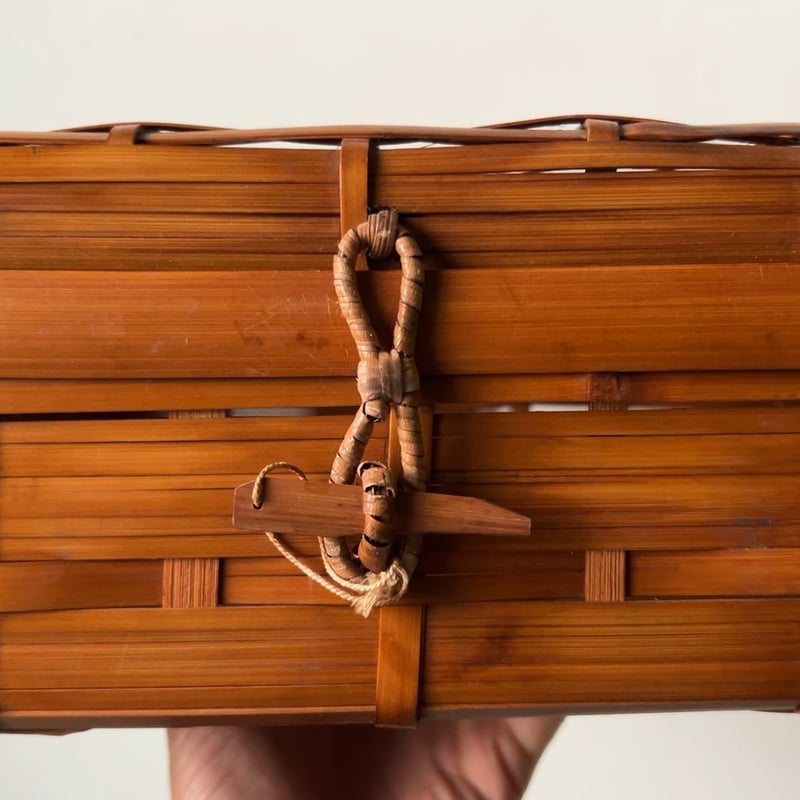 古い蓋付き竹編ボックス ひしぎ編み 蓋格子編み 楔ロック鍵付き 工芸品
