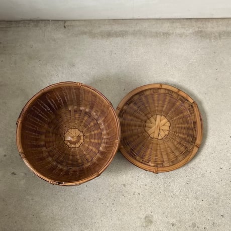 B  古い竹編みの飯籠 蓋付き竹籠 幅約33cm わずかな目飛びはあるもののコンディション良好 ジャパンヴィンテージ