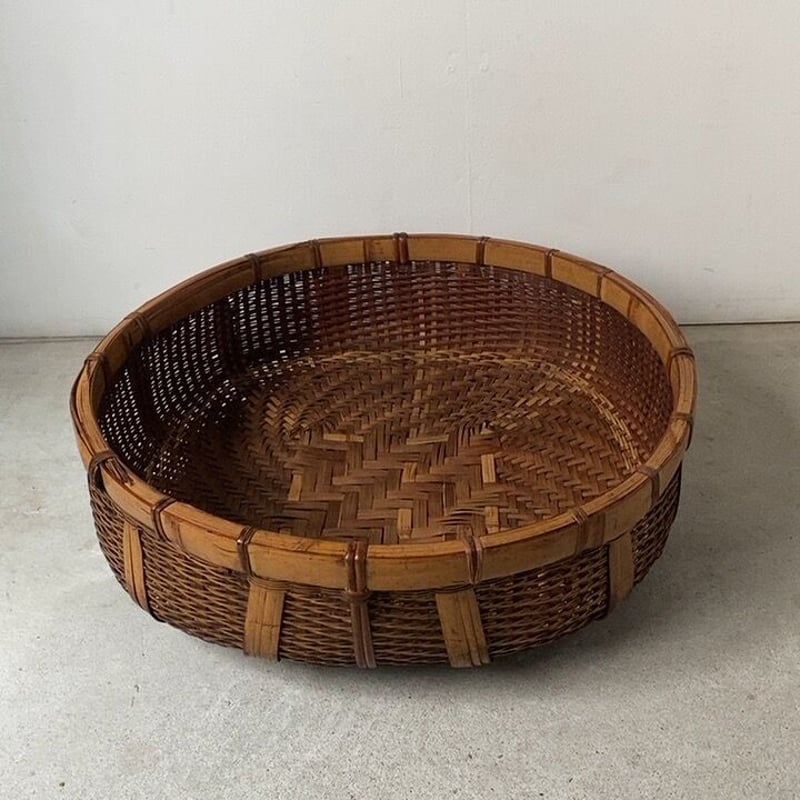 丁寧な編み方の桶型 編み籠 A 幅約52cm 大籠 古い竹籠 脱衣籠 民藝かご