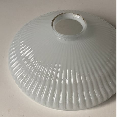 大正〜昭和期  乳白ガラス 細かめ菊花紋様 プレスガラス 21cm ヴィンテージシェード 古い電笠 吊り照明  無傷完品