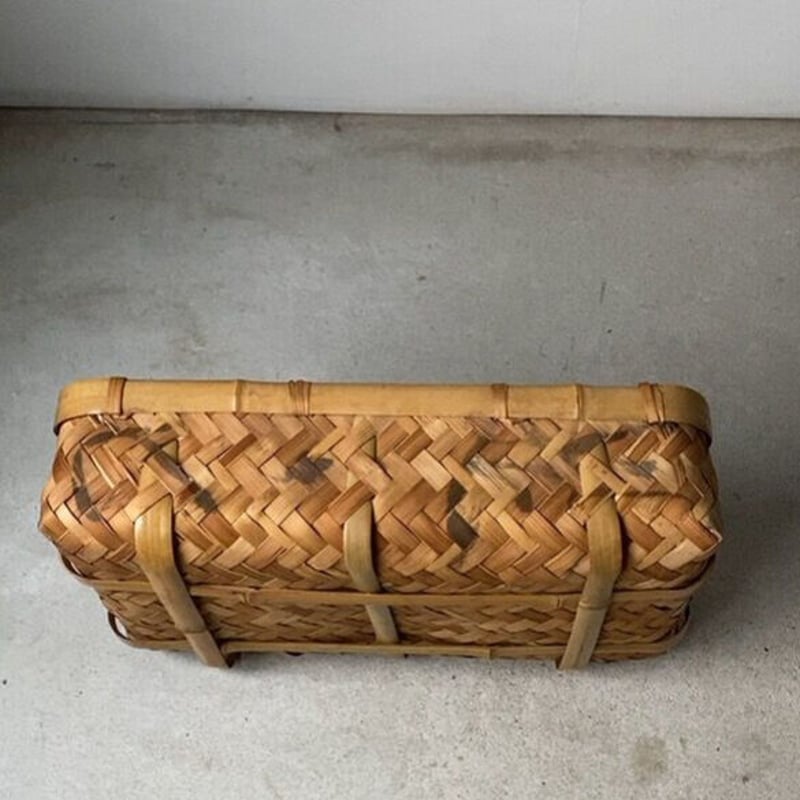 竹編の平野良籠 ありそでない大きめ平籠 太い竹のフレームに表皮を剥い