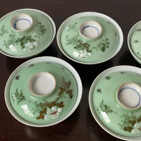 古い中国の蓋茶碗(飯椀) 4客セット(5客ですが1点蓋にホツがあるため実質完品4客での御提示) 花紋様 青磁色磁器 ヴィンテージ食器 テーブルウェア