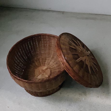 古い竹編の飯籠  めしかご  蓋付き竹籠 幅約31cm わずかな目飛びはあるもののコンディション良好