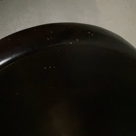 古い木製くり抜き盆 黒々とし鈍い艶感 木製トレー 34.5cm お盆 木工品 肉厚 素地 工芸品 民藝 ヴィンテージトレー 完品
