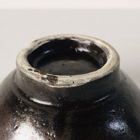 古いやちむん 5寸ワンブー (茶碗・中鉢)　内 紺茶 点打  民藝 沖縄 焼物 うつわ 器　好配色 美品