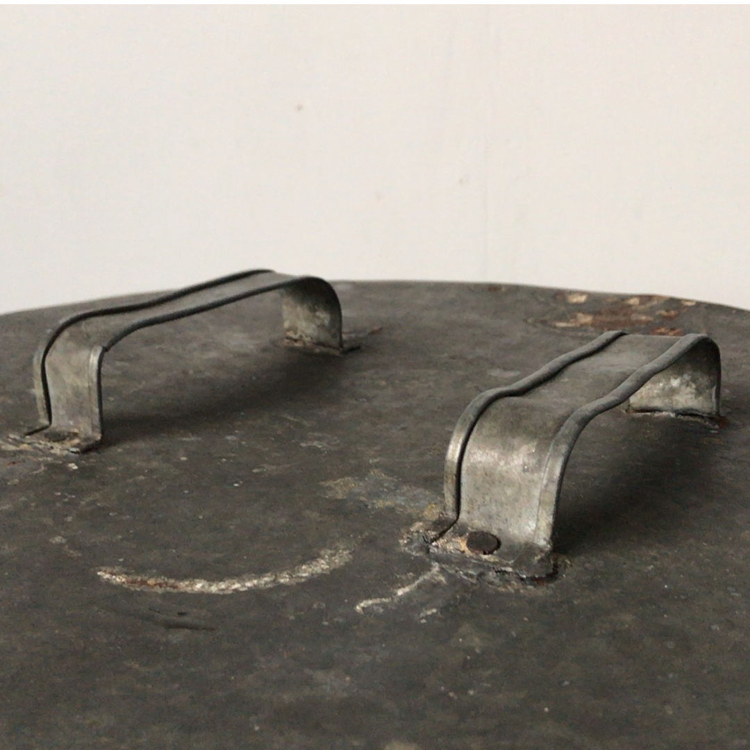 ビンテージ インダストリアル レトロ ブリキ缶 蓋付き 筒型