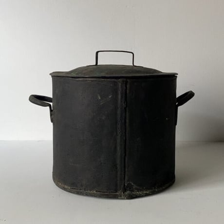 古い蓋付き銅器  赤銅 双耳 寸胴鍋 厚みが有り大変重厚な作りです。筒のみ幅約24cm 古銅 花器 グッドエイジング