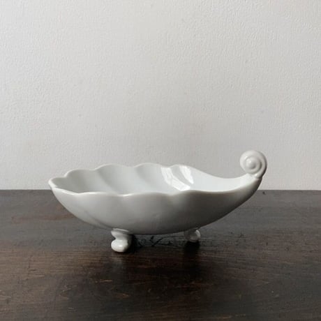 古い葉形白磁器 三足  大正 昭和 古作  若干の小傷程度の完品範疇