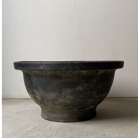 古作大きな植木鉢 直径約45cm 黒釉焼物 重厚感とシンプルでバランスの良いフォルムが素敵です。