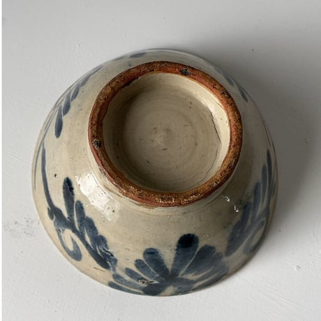 B  古琉球 やちむん 4.5寸マカイ 古作 登窯 花唐草 呉須色 沖縄 焼物 茶碗 昭和期 ヴィンテージフォークアート 薄いニュウ有