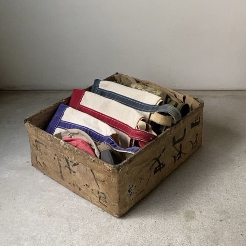 紙貼りの竹籠 約47cm 正方形やや深め 古いかご 和紙総貼り 墨文字 陳列