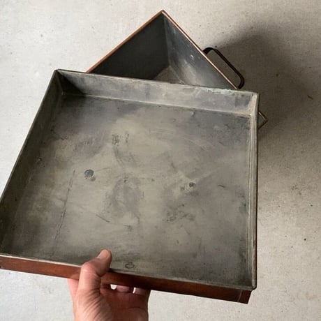古い蓋付き銅器   最大幅約37cm 赤銅の風合い豊かなエイジングと直線が際立つ四角いフォルムが魅力 蓋の閉まり方が滑らかです、コンディション良好