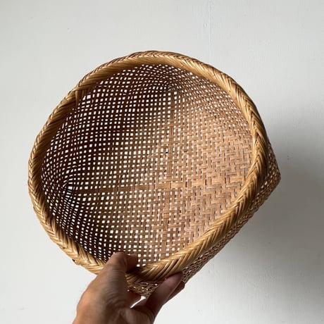 日本の布巾籠 茶道具籠  鈴竹を細く割き透け感のある四ツ目編みにて仕上げた素朴で風合い豊かな竹籠です。美品範疇