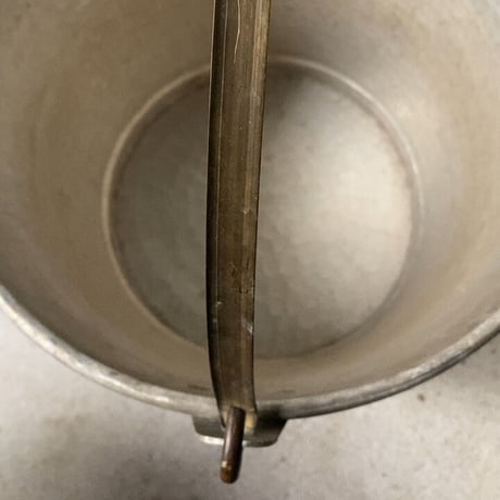 昭和初期 古いアルミのバケツ  槌目（つちめ）素地と真鍮持ち手  職人技が光る工芸品バケツ  金工品  ヴィンテージツール  ヴィンテージバケツ  完品