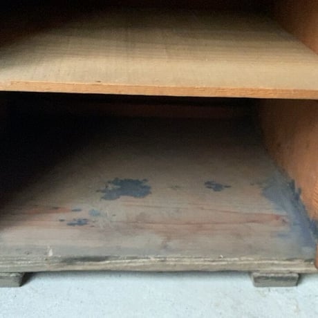 古い木製書庫. 開戸書類庫 棚庫 4段棚 アンティーク家具 黒ヤケした分厚い古材と真鍮持ち手が貫禄 凄み 共に有り。
