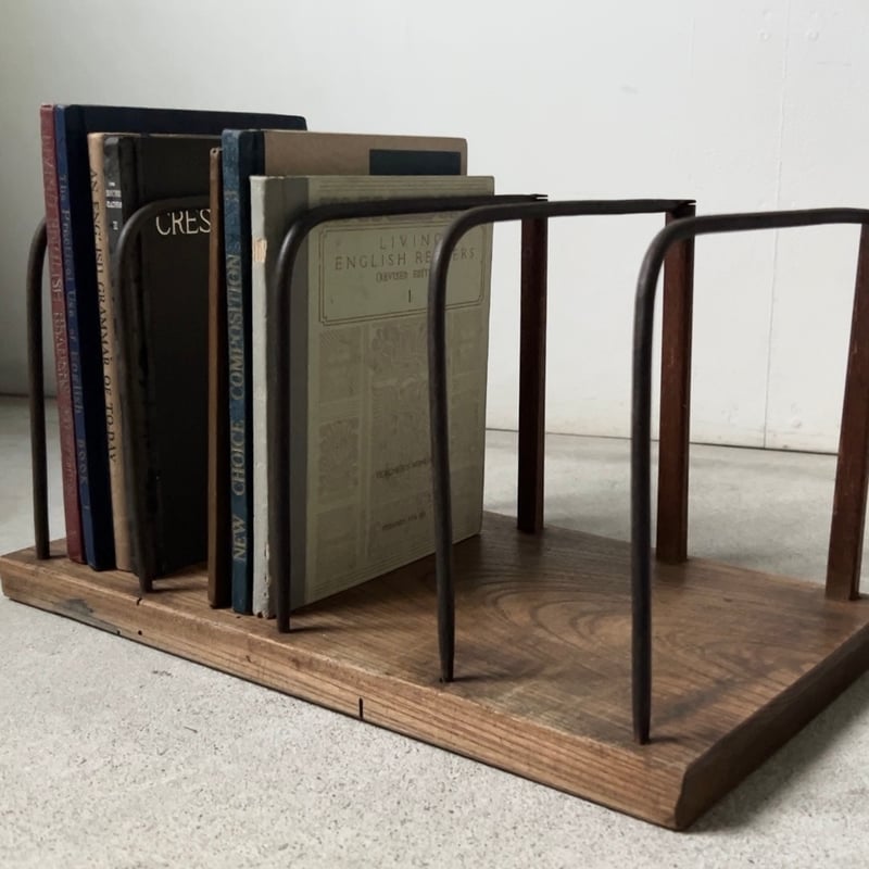 欅無垢材の古い卓上本立て 鉄仕切りと木で出来たブックスタンド 戦前