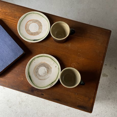 古い木のコーヒーテーブル  喫茶テーブル. 無垢材 小型テーブル サイドテーブル 天板と足は飾り彫り有り 昭和期 ソファーテーブル テラスデスク 木の机  メンテナンス済