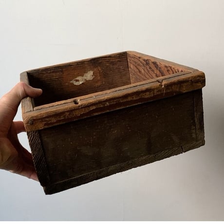 古い木箱 4個セット   小さめ 幅約24cm/奥行32cm  老舗園芸店の仕分け木箱です。