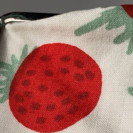 marimekko（マリメッコ）Mansikka（マンシッカ/イチゴ）柄のがま口ポーチ 小型 中古美品