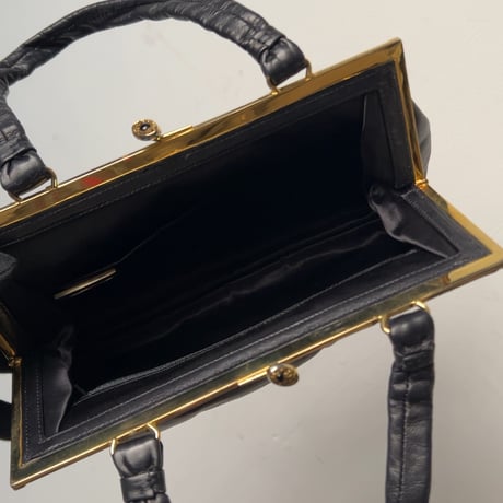 古いレザーのハンドバッグ  スムースラムレザー 羊革 ブラック ゴールド金具 がま口型 ストーン装飾 ヴィンテージバッグ  中古美品