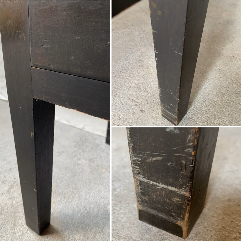 アンティーク 黒ケビント 3面ガラス 4枚棚板 硝子 2杯引出し 真鍮金具