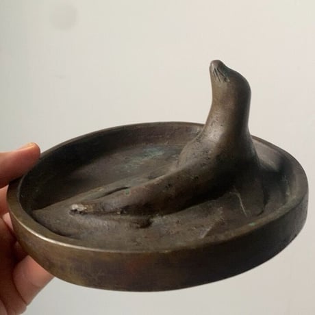 古いブロンズのアザラシモチーフトレイ(トレー) 灰皿   土屋陽三郎コレクション品  ヴィンテージアッシュトレイ  古銅 真鍮 希少品 made in japan